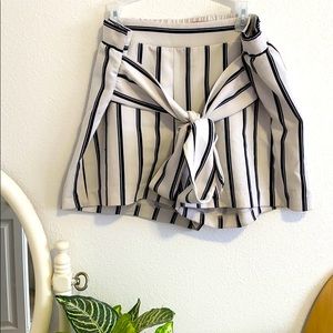 CISONO Black and White Shorts